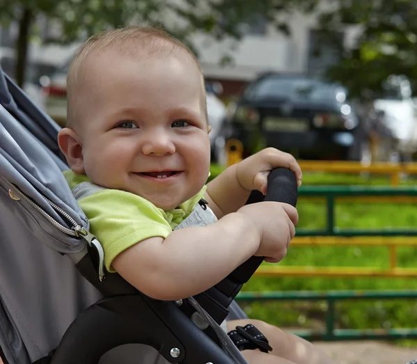 Förtjusande baby boy i en stoller — Stockfoto