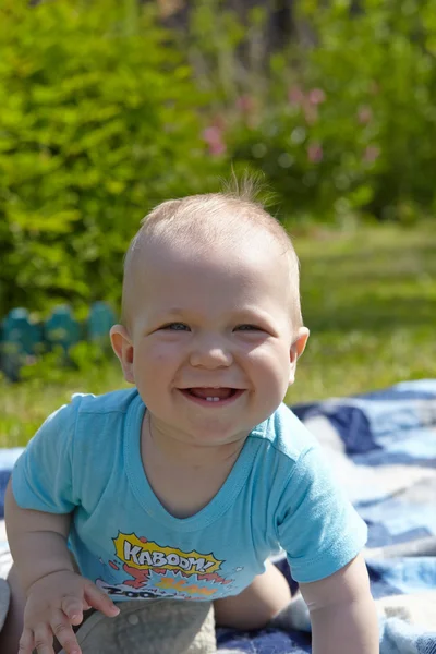 Bébé garçon assis sur l'herbe verte — Photo