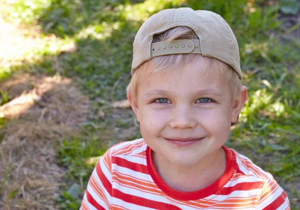 Kleine jongen met kom framboos — Stockfoto