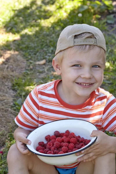 Mały chłopiec z miski malin — Zdjęcie stockowe