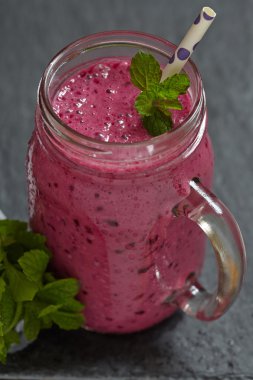 bir cam kavanoza Blueberry smoothie