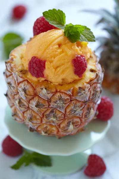 Ovocných sorbet zmrzlina v malých ananas — Stock fotografie