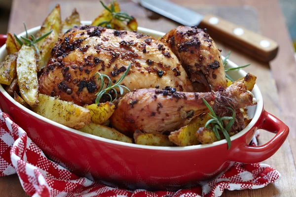 Roast chicken with potatoes — Stock Photo, Image