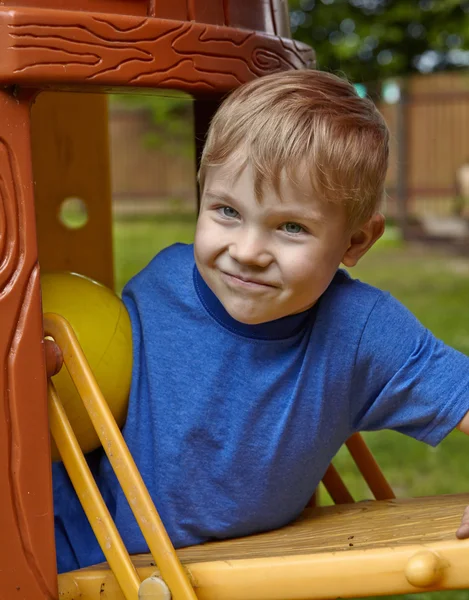 Liten pojke spelar i toy house — Stockfoto