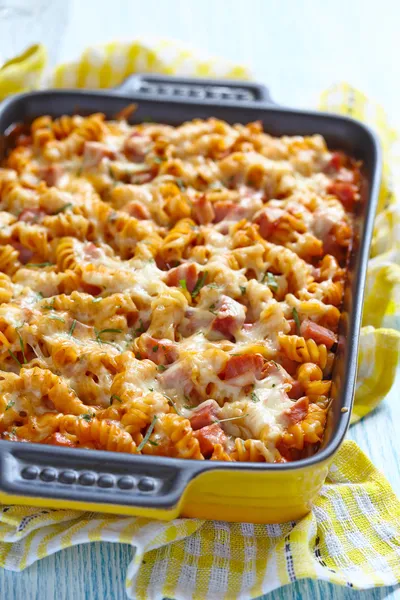 Pastas al horno con jamón —  Fotos de Stock