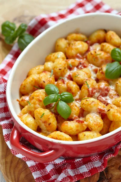 Gnocchi mit Tomatensauce und Parmesan — Stockfoto
