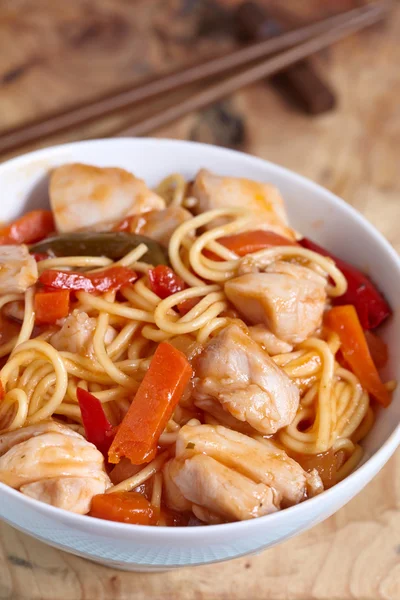 Chinese stir fried noodles with chicken — Stock Photo, Image