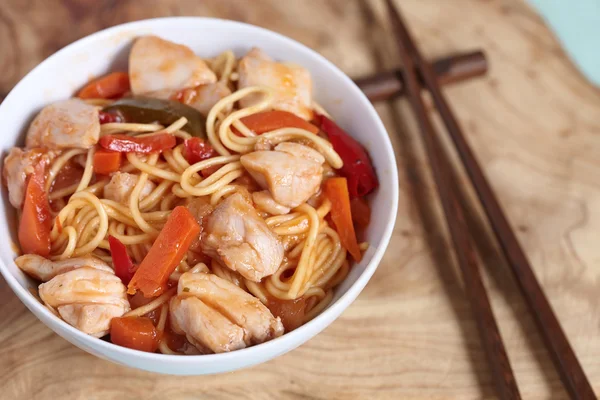 Chinese stir fried noodles with chicken — Stock Photo, Image