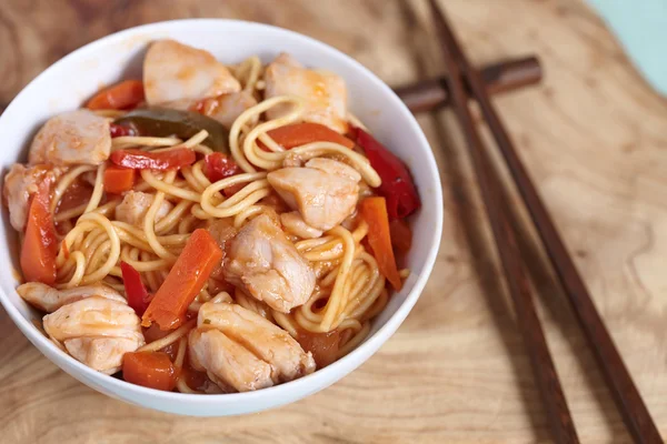 Macarrão frito mexido chinês com frango — Fotografia de Stock