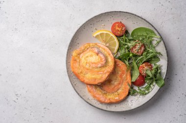 Peynirli salata ile doldurulmuş somon fırıldağı