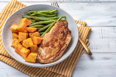 Izgara tavuk göğsü, yeşil fasulye ve tatlı patates.