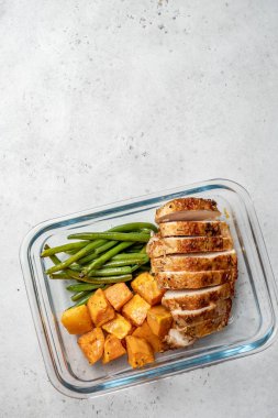 Izgara tavuk göğsü, yeşil fasulye ve tatlı patates.