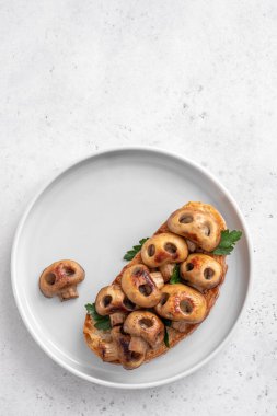 Kafatası şekilli mantarlı Cadılar Bayramı ürkütücü pizza ekmeği..