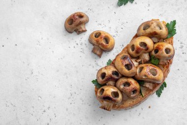Kafatası şekilli mantarlı Cadılar Bayramı ürkütücü pizza ekmeği..