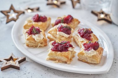 Kızılcık soslu aperatifler, krem peynir ve kekik.