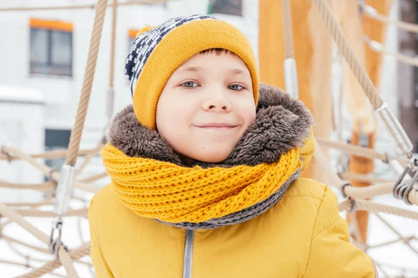 Adorabile ragazzo in un parco invernale — Foto Stock