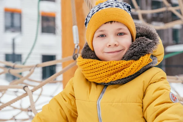 Adorabile ragazzo in un parco invernale — Foto Stock