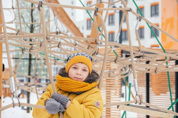Adorabile ragazzo in un parco invernale — Foto Stock