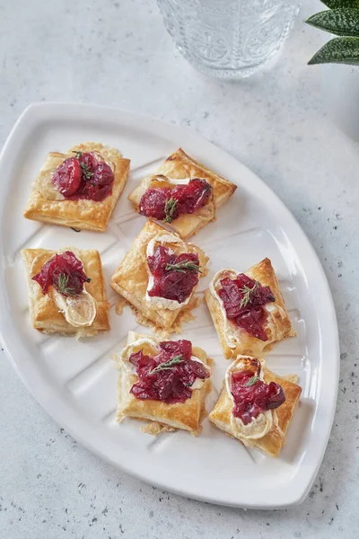 Appetizers with cranberry sauce, brie cheese and thyme — Stock Photo, Image