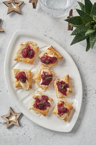 Vorspeisen mit Preiselbeersoße, Brie-Käse und Thymian — Stockfoto