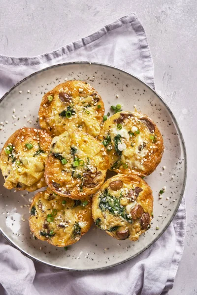 Snídaně Vejce muffiny s houbami, špenátem a sýrem — Stock fotografie