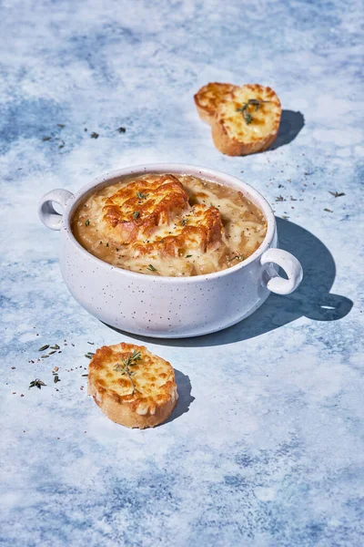 Francuska zupa cebulowa z grzankami serowymi — Zdjęcie stockowe