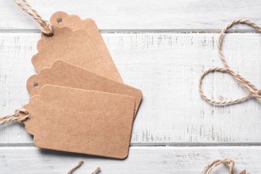 Tahta arkaplanda etiketli kraft hediye kutuları