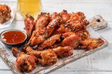 sriracha soslu tavuk kanadı