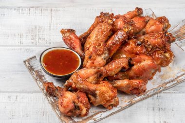 sriracha soslu tavuk kanadı