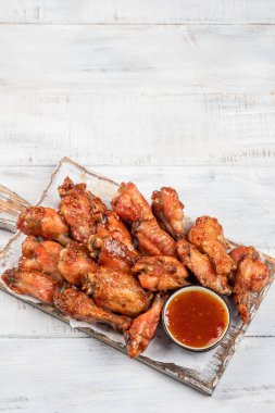 sriracha soslu tavuk kanadı