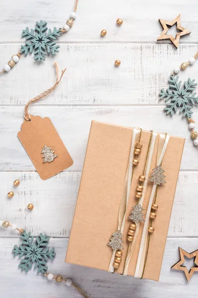 Noel hediye kutusu Kraft kağıt sarılı — Stok fotoğraf