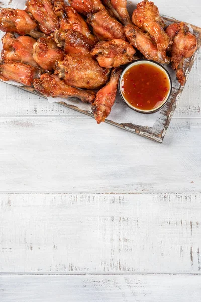 스 리라 차 소스와 닭 날개 — 스톡 사진