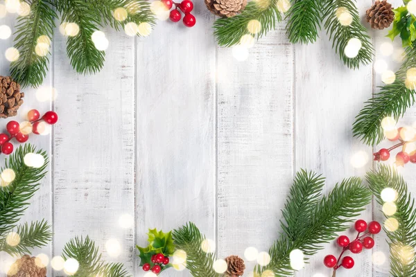 Geschenkdoos met rood lint op houten ondergrond — Stockfoto