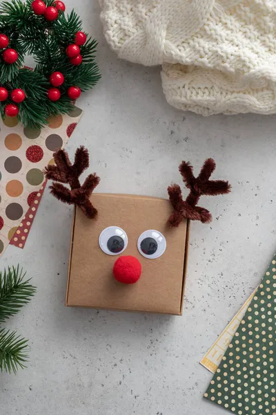 Funny reindeer gift box — Stock Photo, Image