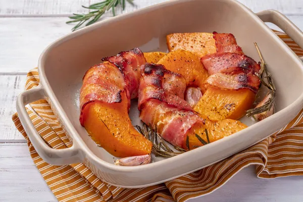 Calabaza al horno envuelto tocino — Foto de Stock