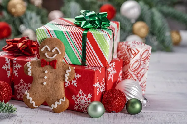 Zencefilli adam ve hediye kutusuyla Noel süsleri — Stok fotoğraf