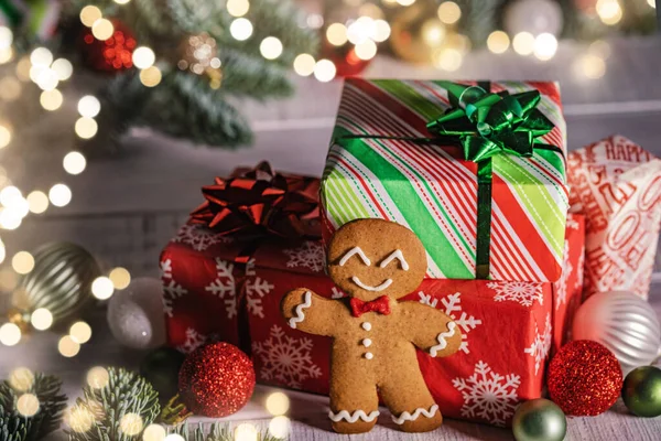 Zencefilli adam ve hediye kutusuyla Noel süsleri — Stok fotoğraf