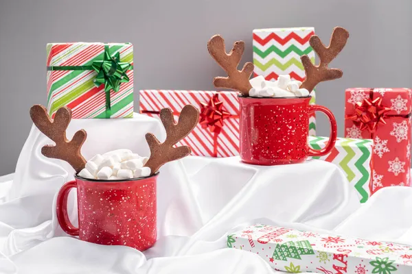 Red mug with hot chocolate and gingerbread reindeers horns — Stock Photo, Image