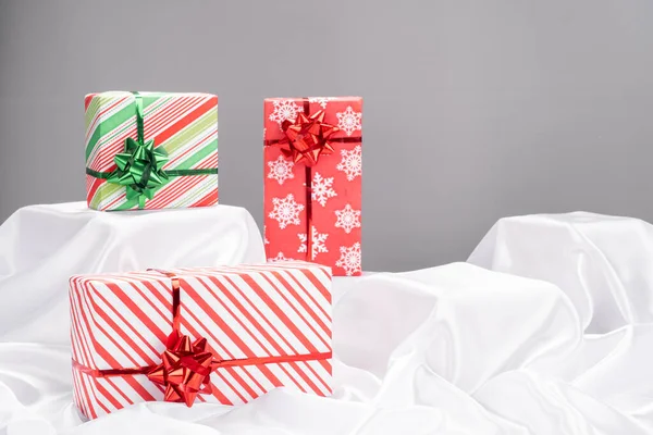 Beyaz arka planda noel hediyesi kutuları — Stok fotoğraf