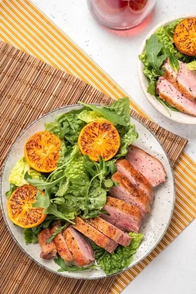 Ensalada con pechuga de pato asado y naranja — Foto de Stock