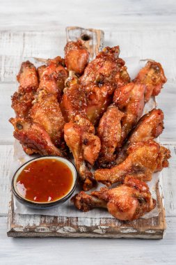 sriracha soslu tavuk kanadı