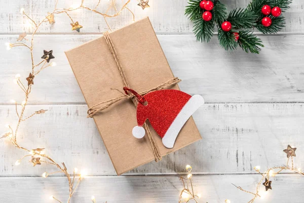 Noel hediye kutusu Kraft kağıt sarılı — Stok fotoğraf