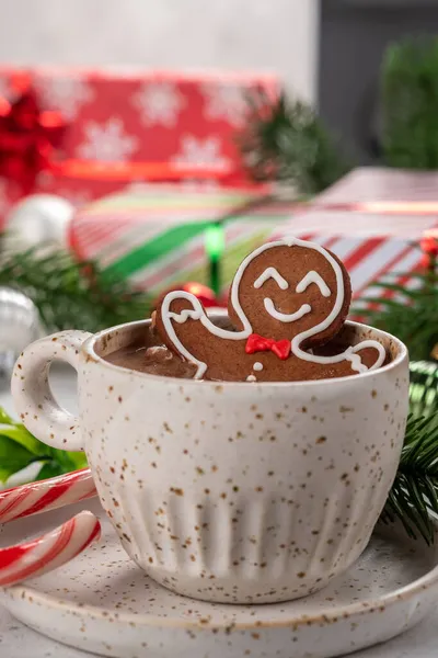 Biscoito de gengibre homem em uma xícara de chocolate quente — Fotografia de Stock