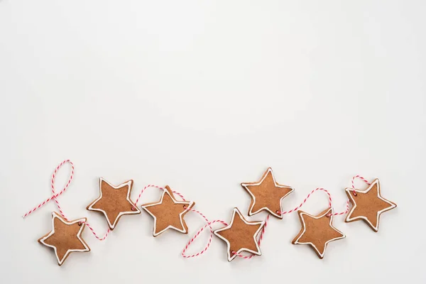 Perníková hvězda sušenky a vánoční posyp na bílém pozadí. — Stock fotografie