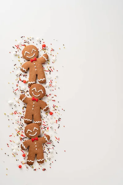 Biscoitos de homens de gengibre e salpicar de Natal em um fundo branco. — Fotografia de Stock
