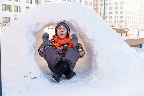 Carino ragazzo giocare in il neve castello — Foto Stock