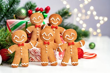 Zencefilli adam ve hediye kutusuyla Noel süsleri