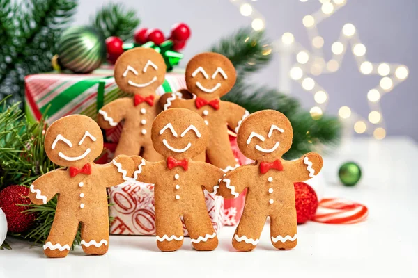 Decorazioni natalizie con uomo di pan di zenzero e confezione regalo — Foto Stock