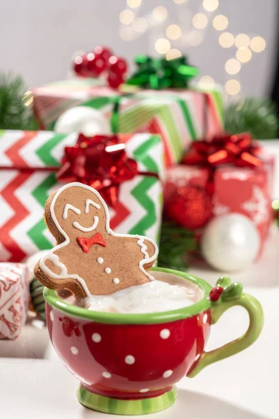 Galleta de jengibre hombre en un chocolate caliente . — Foto de Stock