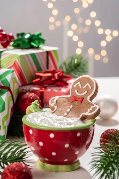 Biscoito de gengibre homem em um chocolate quente. — Fotografia de Stock